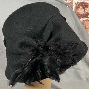August Accessories Cloche Hat Women OS Black Wool Feather Velvet Bow VTG Style